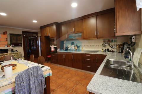 Vivenda com áreas generosas composta por dois apartamentos T3 e dois armazéns no r/c