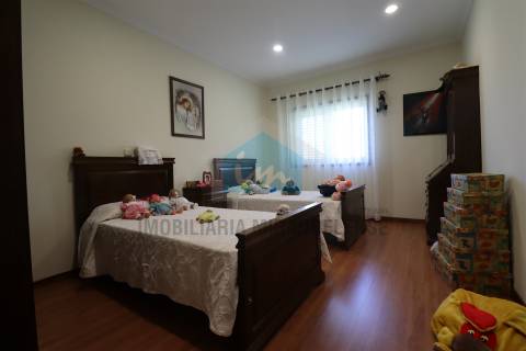 Vivenda com áreas generosas composta por dois apartamentos T3 e dois armazéns no r/c