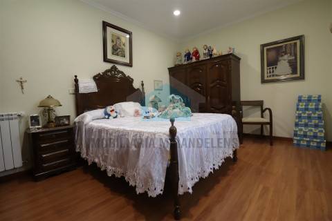 Vivenda com áreas generosas composta por dois apartamentos T3 e dois armazéns no r/c