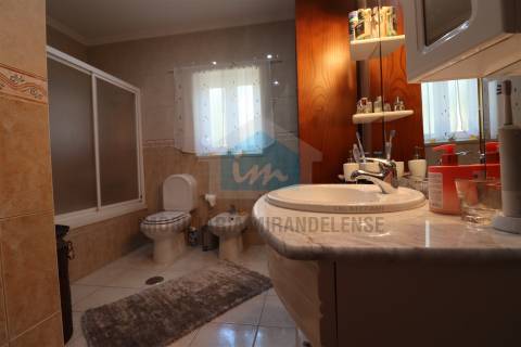 Vivenda com áreas generosas composta por dois apartamentos T3 e dois armazéns no r/c