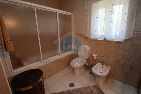 Vivenda com áreas generosas composta por dois apartamentos T3 e dois armazéns no r/c