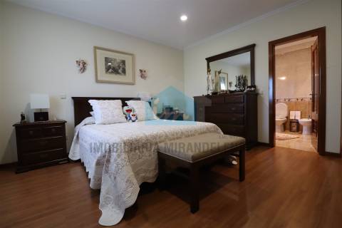 Vivenda com áreas generosas composta por dois apartamentos T3 e dois armazéns no r/c