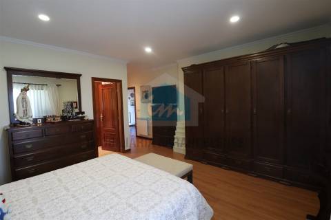 Vivenda com áreas generosas composta por dois apartamentos T3 e dois armazéns no r/c