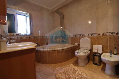 Vivenda com áreas generosas composta por dois apartamentos T3 e dois armazéns no r/c