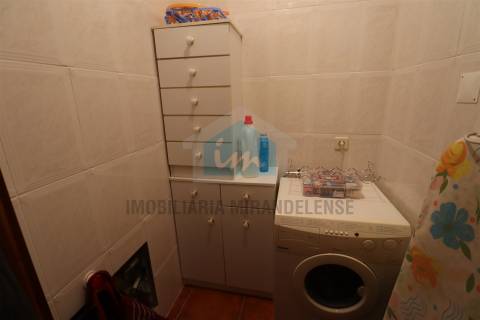 Vivenda com áreas generosas composta por dois apartamentos T3 e dois armazéns no r/c