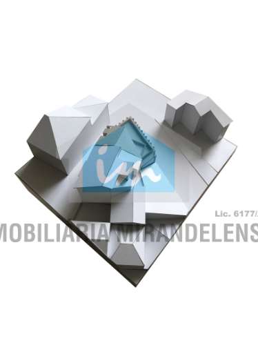 Edifício com projeto para 9 fogos (3 lojas comercias + 6 apartamentos), no centro de Mirandela