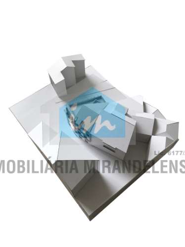 Edifício com projeto para 9 fogos (3 lojas comercias + 6 apartamentos), no centro de Mirandela