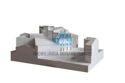 Edifício com projeto para 9 fogos (3 lojas comercias + 6 apartamentos), no centro de Mirandela