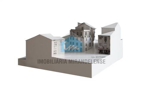 Edifício com projeto para 9 fogos (3 lojas comercias + 6 apartamentos), no centro de Mirandela