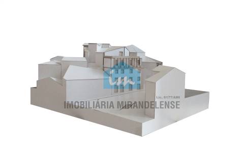 Edifício com projeto para 9 fogos (3 lojas comercias + 6 apartamentos), no centro de Mirandela