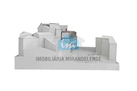 Edifício com projeto para 9 fogos (3 lojas comercias + 6 apartamentos), no centro de Mirandela