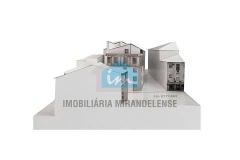Edifício com projeto para 9 fogos (3 lojas comercias + 6 apartamentos), no centro de Mirandela