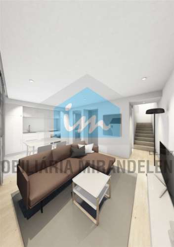 Edifício com projeto para 9 fogos (3 lojas comercias + 6 apartamentos), no centro de Mirandela