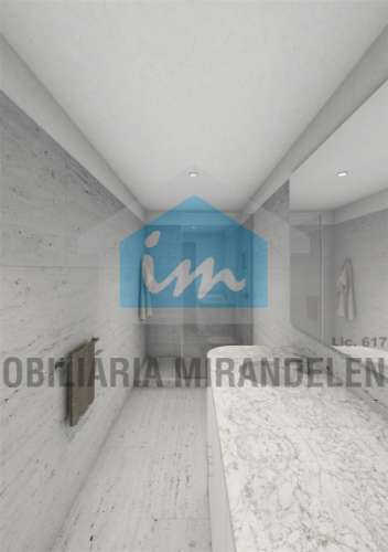 Edifício com projeto para 9 fogos (3 lojas comercias + 6 apartamentos), no centro de Mirandela