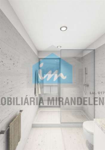 Edifício com projeto para 9 fogos (3 lojas comercias + 6 apartamentos), no centro de Mirandela