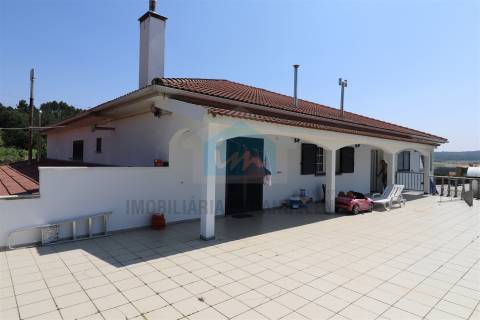 Moradia para Venda com padaria no rés-do-chão