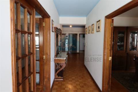 Moradia para Venda com padaria no rés-do-chão