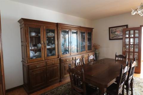 Moradia para Venda com padaria no rés-do-chão