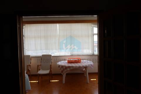 Moradia para Venda com padaria no rés-do-chão