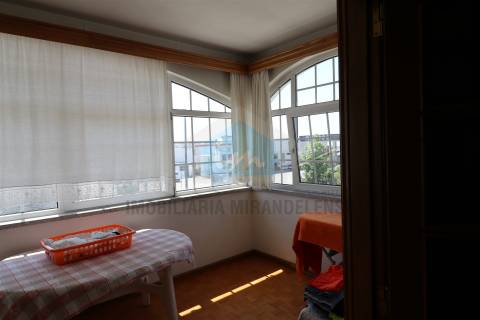 Moradia para Venda com padaria no rés-do-chão