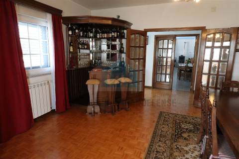 Moradia para Venda com padaria no rés-do-chão