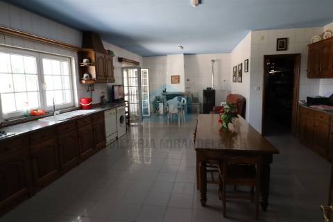 Moradia para Venda com padaria no rés-do-chão