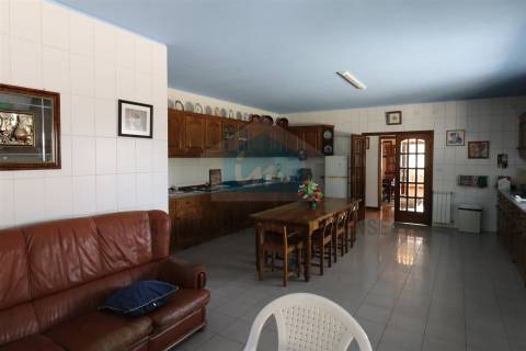 Moradia para Venda com padaria no rés-do-chão