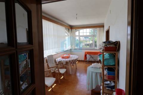 Moradia para Venda com padaria no rés-do-chão