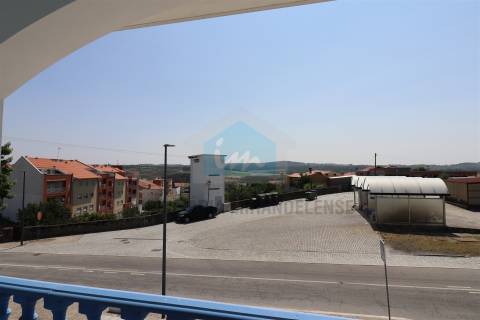 Moradia para Venda com padaria no rés-do-chão