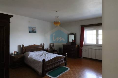 Moradia para Venda com padaria no rés-do-chão