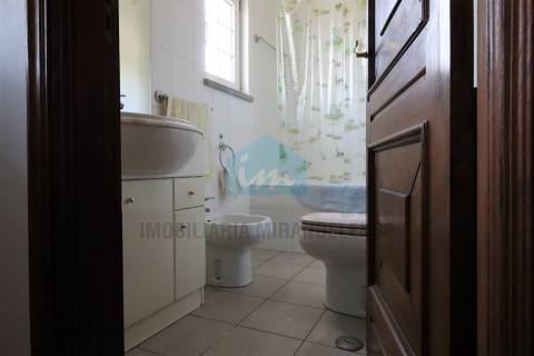 Moradia para Venda com padaria no rés-do-chão