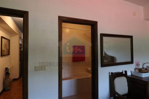 Moradia para Venda com padaria no rés-do-chão