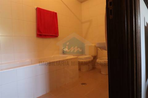 Moradia para Venda com padaria no rés-do-chão