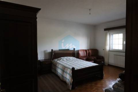 Moradia para Venda com padaria no rés-do-chão