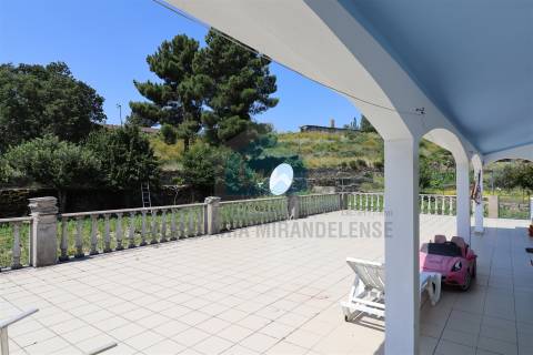 Moradia para Venda com padaria no rés-do-chão