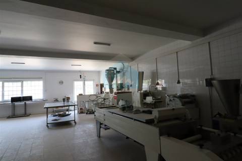 Moradia para Venda com padaria no rés-do-chão