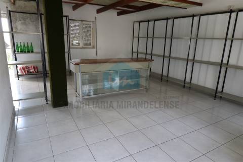 Moradia V4 para venda em Vila Flor com loja comercial no r/c