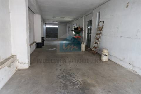 Moradia V4 para venda em Vila Flor com loja comercial no r/c