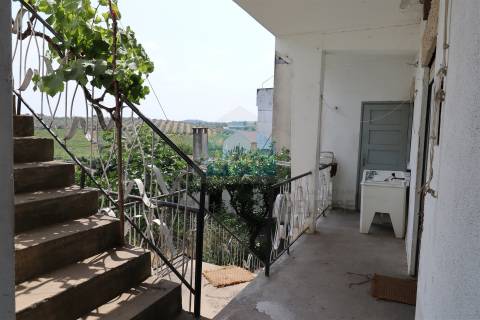 Moradia V4 para venda em Vila Flor com loja comercial no r/c