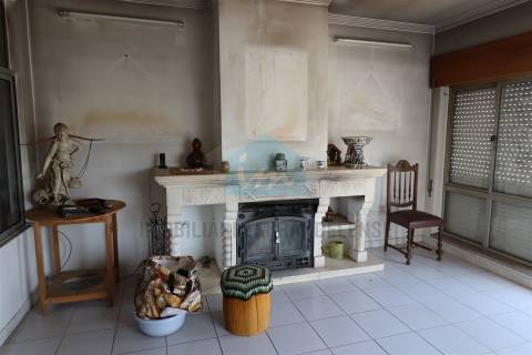 Moradia V4 para venda em Vila Flor com loja comercial no r/c