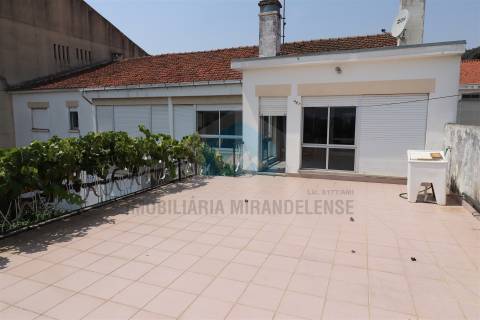 Moradia V4 para venda em Vila Flor com loja comercial no r/c