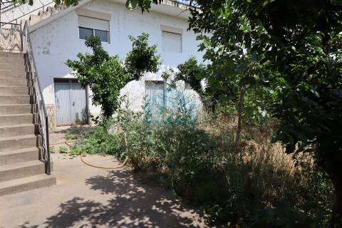 Moradia V4 para venda em Vila Flor com loja comercial no r/c