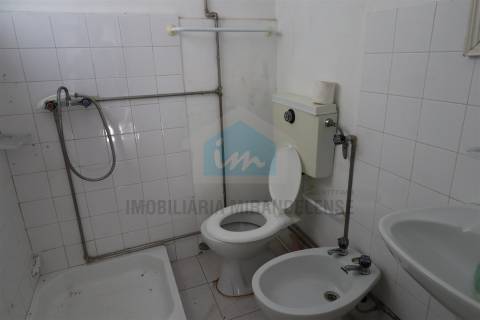 Moradia V4 para venda em Vila Flor com loja comercial no r/c