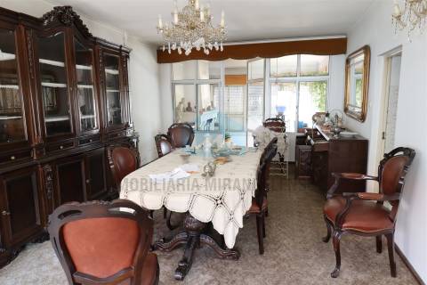 Moradia V4 para venda em Vila Flor com loja comercial no r/c