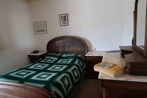 Moradia V4 para venda em Vila Flor com loja comercial no r/c