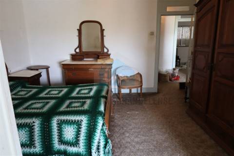 Moradia V4 para venda em Vila Flor com loja comercial no r/c