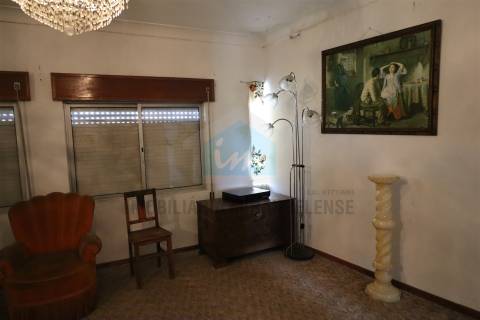 Moradia V4 para venda em Vila Flor com loja comercial no r/c