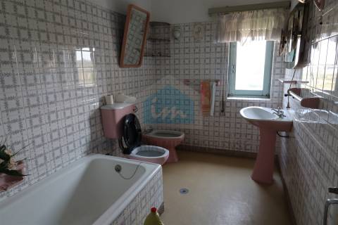 Moradia V4 para venda em Vila Flor com loja comercial no r/c