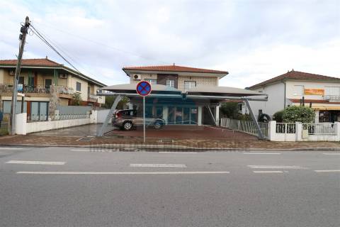 Moradia T4 para venda em Mirandela com loja comercial e dois apartamentos nas traseiras