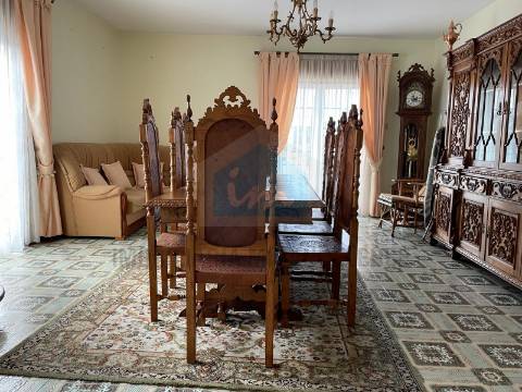 Moradia T4 para venda em Mirandela com loja comercial e dois apartamentos nas traseiras